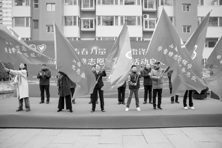           青年志愿者集结奔赴各自志愿岗位        