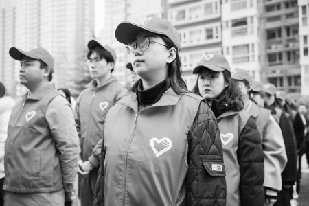           医疗志愿者为市民传授AED使用方法        