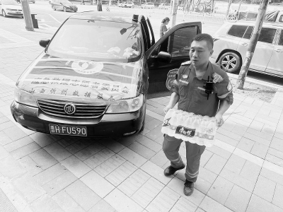           努力践行志愿服务精神        
