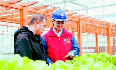 <br>          志愿者讲解安全用电常识 通讯员 张泽群 摄<br><br>        