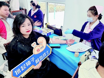 <br>          用热血谱写爱的篇章 图片由太重集团团委提供<br><br>        