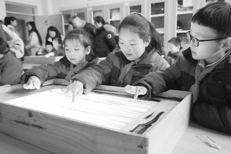 <br>          学生体验沙画 本报记者 王丽娟 摄<br><br>        