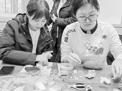           大家共赴独特艺术之旅 本报记者 孟存田 摄        