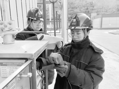 <br>          崔泽（左）和郭昱瑶在工作中 图片由国网山西送变电公司提供<br><br>        