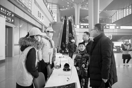           “小青团”用实际行动温暖旅客回家路 本版图片均由中国铁路太原局集团有限公司团委提供        