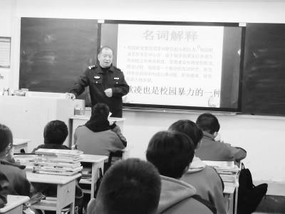           民警进校园，开展毒品预防教育。 图片由太原市公安局提供        