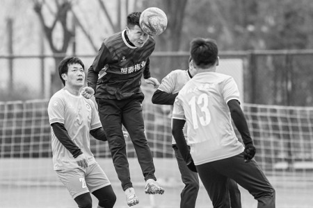 <br>          激烈角逐 本报记者 胡远嘉 摄<br><br>        