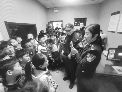 <br>          青少年零距离体验警营生活 图片由太原市公安局万柏林分局提供<br><br>        