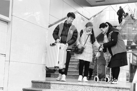 <br>          返乡大学生助力春运 图片由团大同市委提供<br><br>        