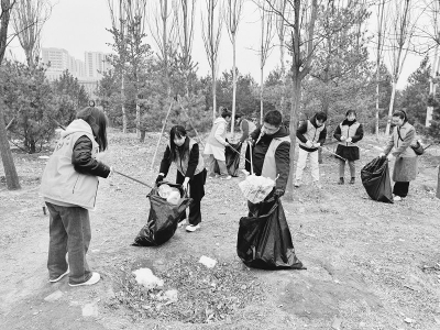 <br>          团员青年清理垃圾 图片由山西先行经贸有限公司提供<br><br>        