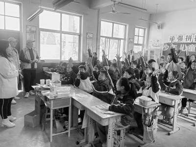 <br>          宣传铁路安全知识 图片由太原房建公寓段团委提供<br><br>        