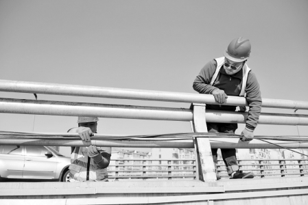 <br>          工作人员整治违规悬挂线缆，还市民宜居环境。<br><br>        