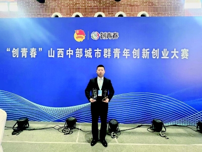           扎实推广技术，精准服务农民。 图片由受访者提供        