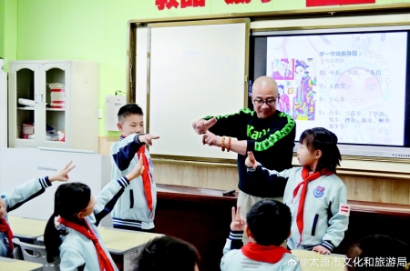           学生们模仿戏剧动作 图片由太原市文化和旅游局提供        