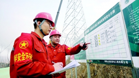 <br>          青年安全督查队现场开展安全检查 图片由国网山西送变电公司提供<br><br>        