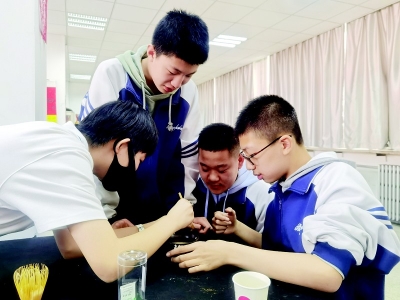 <br>          学生们在校园里开启了一段惬意的博物馆之旅 图片由太原市博物馆提供<br><br>        