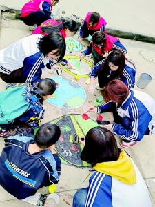           小井盖华丽变身，成为环保知识新型宣传教育阵地。 图片由通讯员 郭临燕 提供        