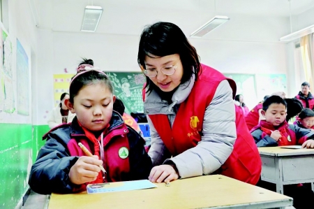          发挥模范带头作用，争当新时代好青年。 本报记者 孟存田 摄        