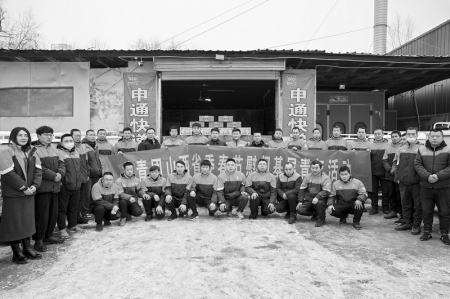 <br>          “快递从业青年服务月”活动覆盖12800余名快递从业青年 本版图片均由团省委社会联络部提供<br><br>        