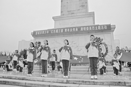           青少年通过祭扫仪式深切悼念先烈        