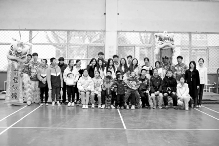           舞狮队员与孩子们互动 图片由受访者提供        