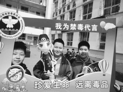           学生在打卡点拍照打卡 图片由古交市公安局提供        