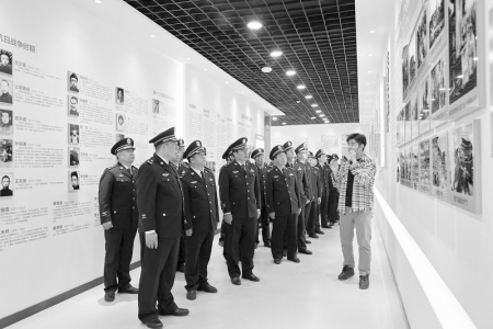           党员民警有序参观运城革命烈士纪念馆 图片由永济董村强制隔离戒毒所提供        