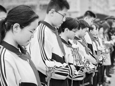           青少年缅怀先烈 图片由山西国民师范旧址革命活动纪念馆提供        