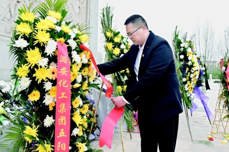 <br>          敬献花篮、整理绶带 本报记者 刘琴 摄<br><br>        