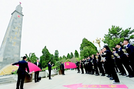 <br>          高举右拳庄严宣誓 本报记者 刘琴 摄<br><br>        