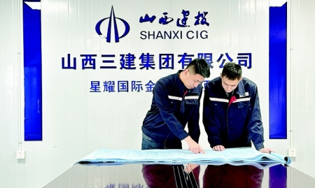 <br>          “扑下身子、没有架子”是现场工人对张志明（左）的深刻印象。图片由通讯员提供<br><br>        