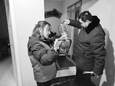 <br>          社区工作人员检查消防设施 图片由太原市青年路一社区提供<br><br>        