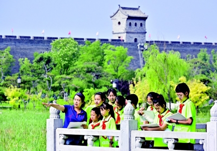 <br>          “探索传统文化 描绘秀美家乡”素质拓展实践营在太原古县城开营 图片由太原市少工委提供<br><br>        