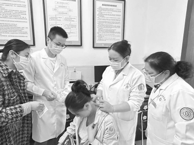           医学专家为病人进行针刺治疗 图片由通讯员 索智慧 提供        