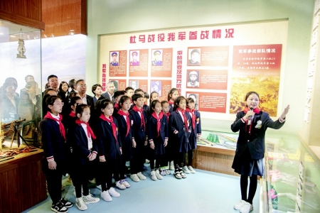 <br>          参观纪念馆，厚植爱国情怀。 图片由运城市少工委提供<br><br>        