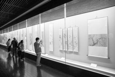 <br>          独具特色的花鸟画精品 本报记者 胡远嘉 摄<br><br>        