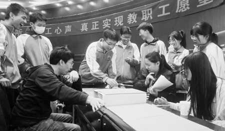 <br>          选手们在赛道上展示作品 本报记者 刘琴 摄<br><br>        