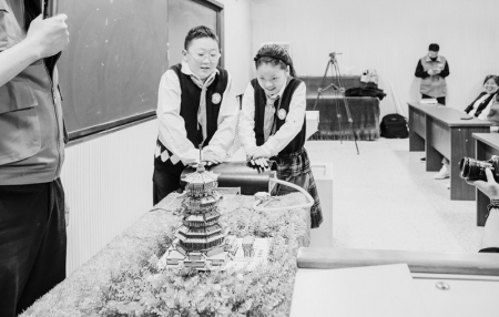 <br>          学生近距离感受科技魅力 图片由国网山西电科院提供<br><br>        