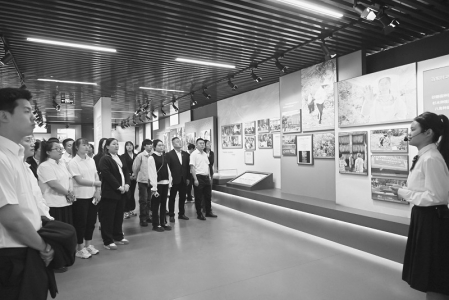 <br>          广大青年在参观中深受触动<br><br>        