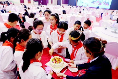           刘子嫣度过特殊的生日        