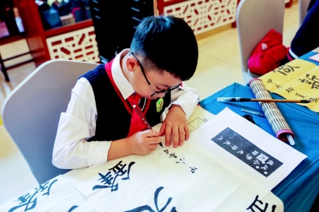               少年强则国强，少先队员多才多艺，现场挥毫泼墨。        