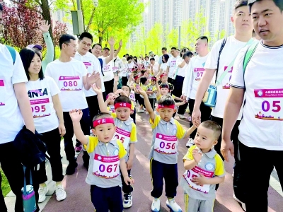           大手牵小手，尽享运动盛宴。 图片由山西省直机关坞城路幼儿园提供        
