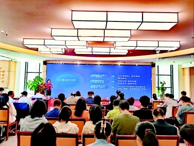           与会人士倾听行业大咖精彩发言        