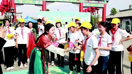           为游客呈现精彩的国风盛宴 图片由山西省文化和旅游厅提供        