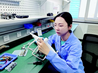 <br>          李冰倩喜欢登高望远，她说那样才能看到更美的风景。 图片由通讯员提供<br><br>        