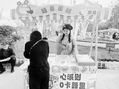           特色摊位吸引群众打卡 图片由团阳城县委提供        