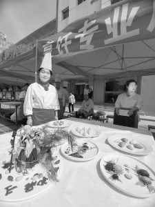 <br>          学生进行现场展示<br><br>        