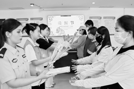 <br>          戒毒人员和家属度过了一个别样母亲节 图片由董村强制隔离戒毒所提供<br><br>        