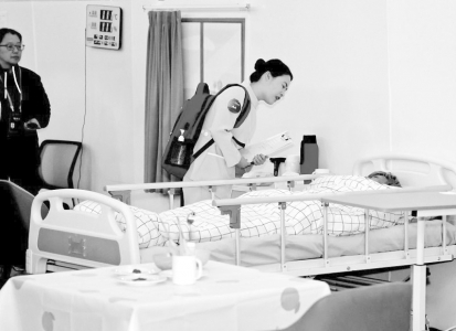 <br>          5月8日，第二届全国乡村振兴职业技能大赛养老护理项目比赛现场。<br>新华社记者 刘续 摄<br><br>        