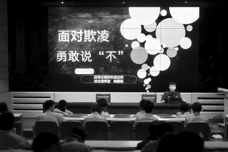 <br>          民警开展法治宣讲 图片由太原市公安局迎泽分局桥东派出所提供<br><br>        